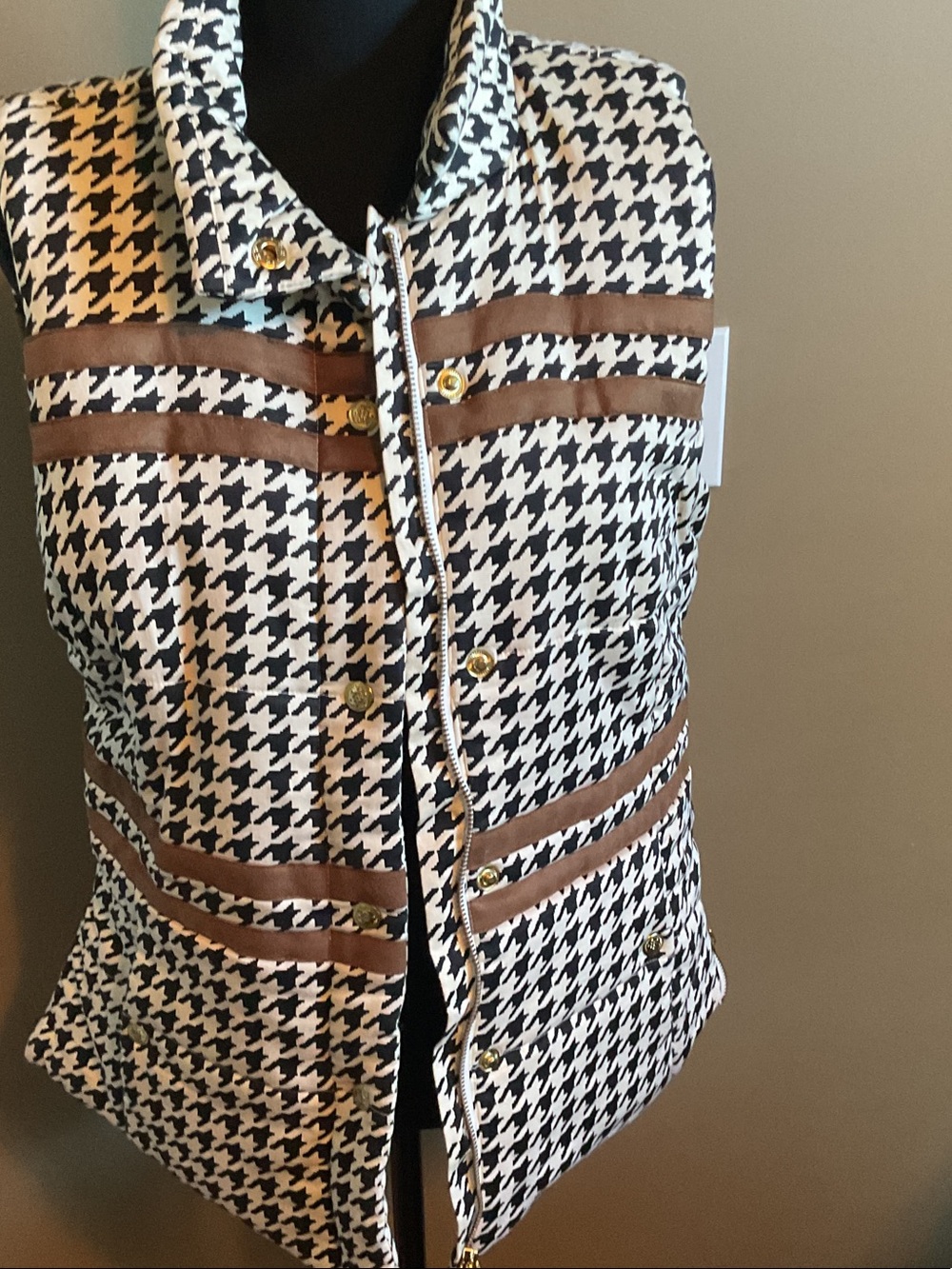 Sleeveless Houndstooth Button-Front Vest with Brown Trim